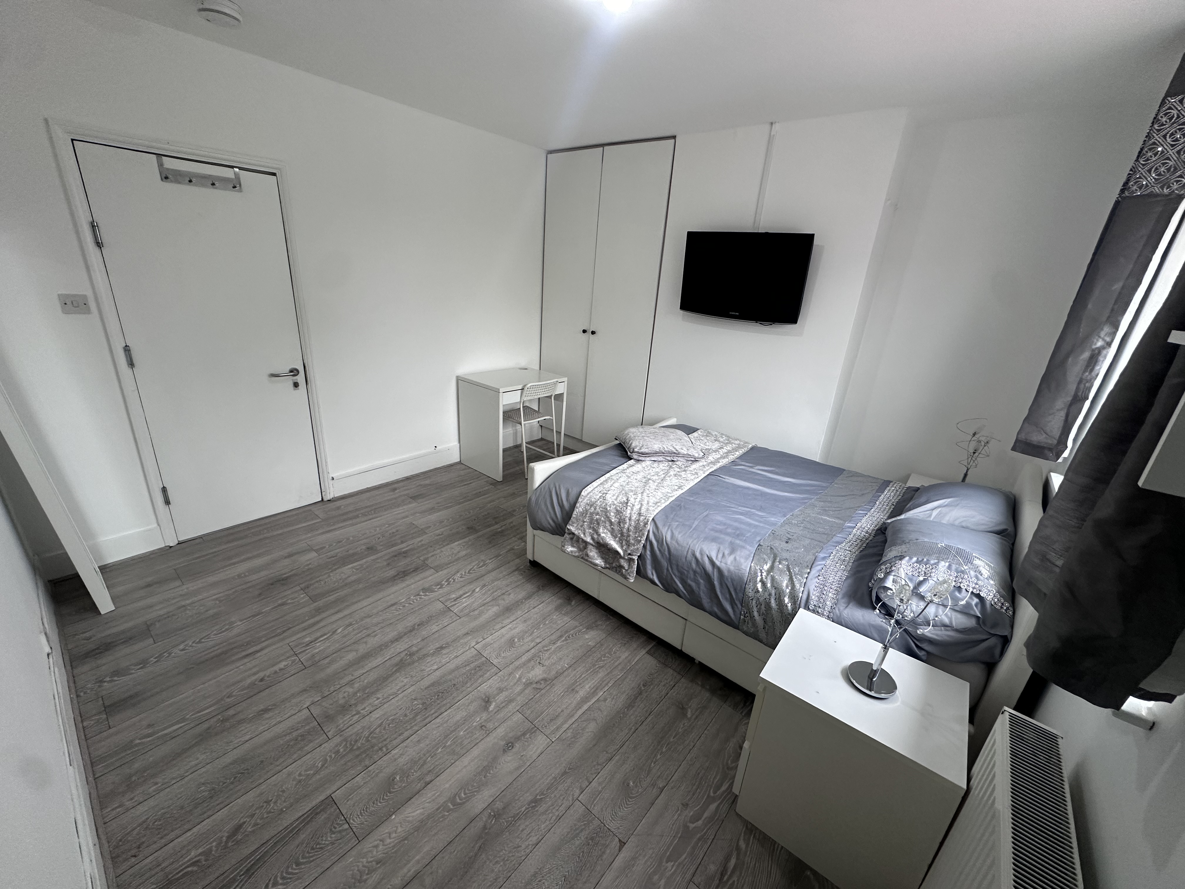 Room 3 — First Floor - Master Double photo 2