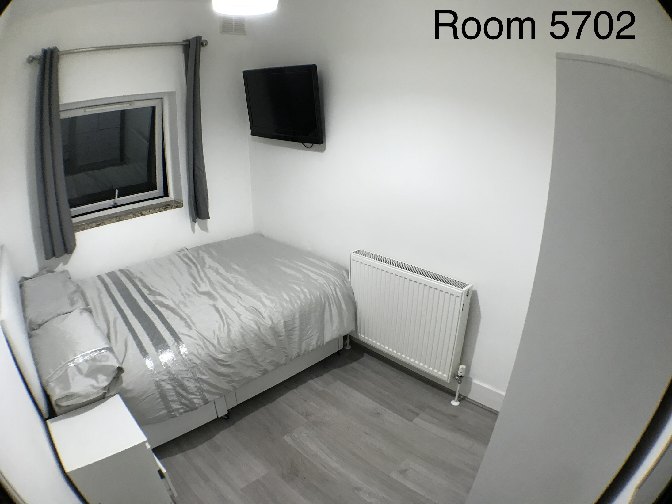 Room 2 — First floor-Small Double with En-suite photo 2