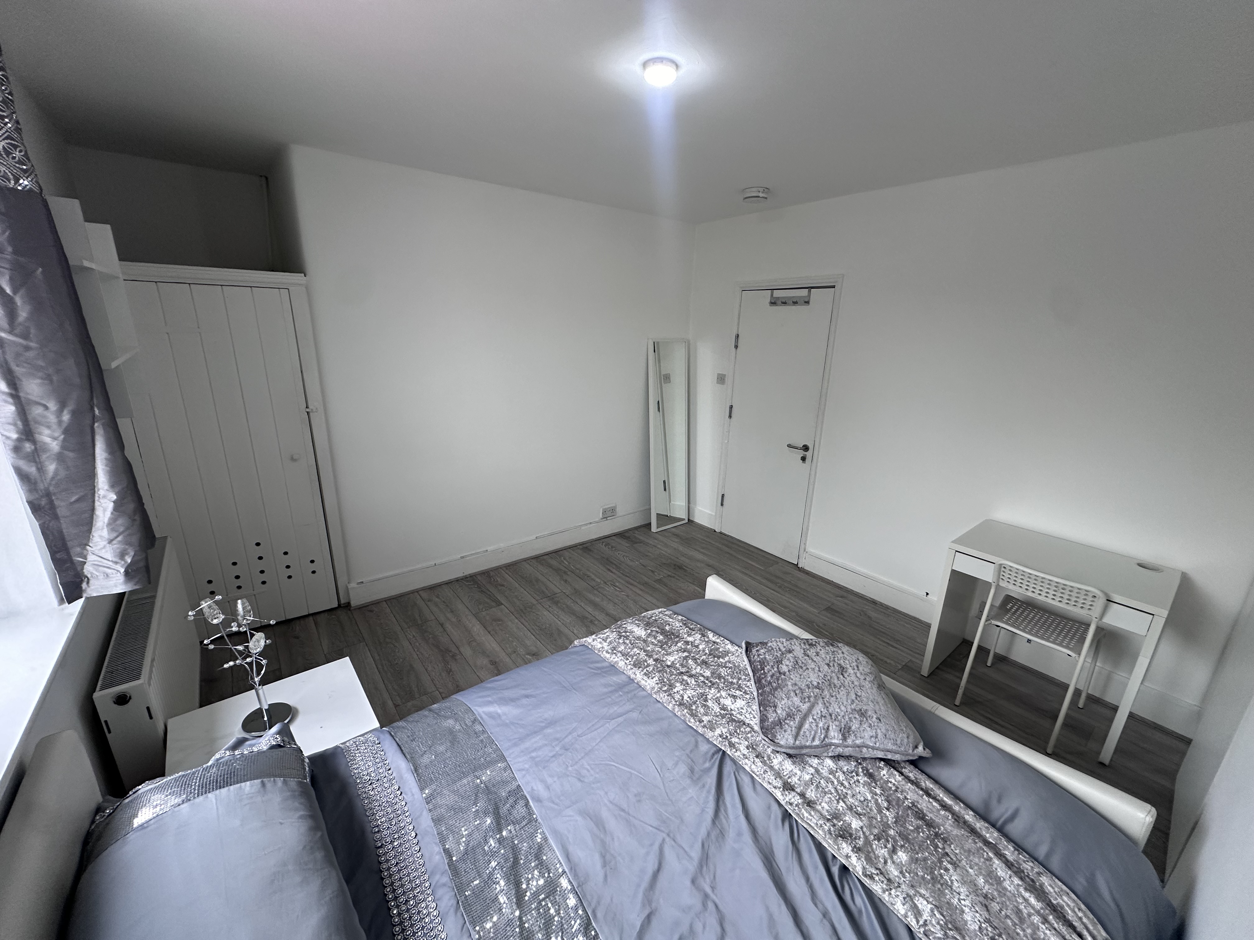 Room 3 — First Floor - Master Double photo 3