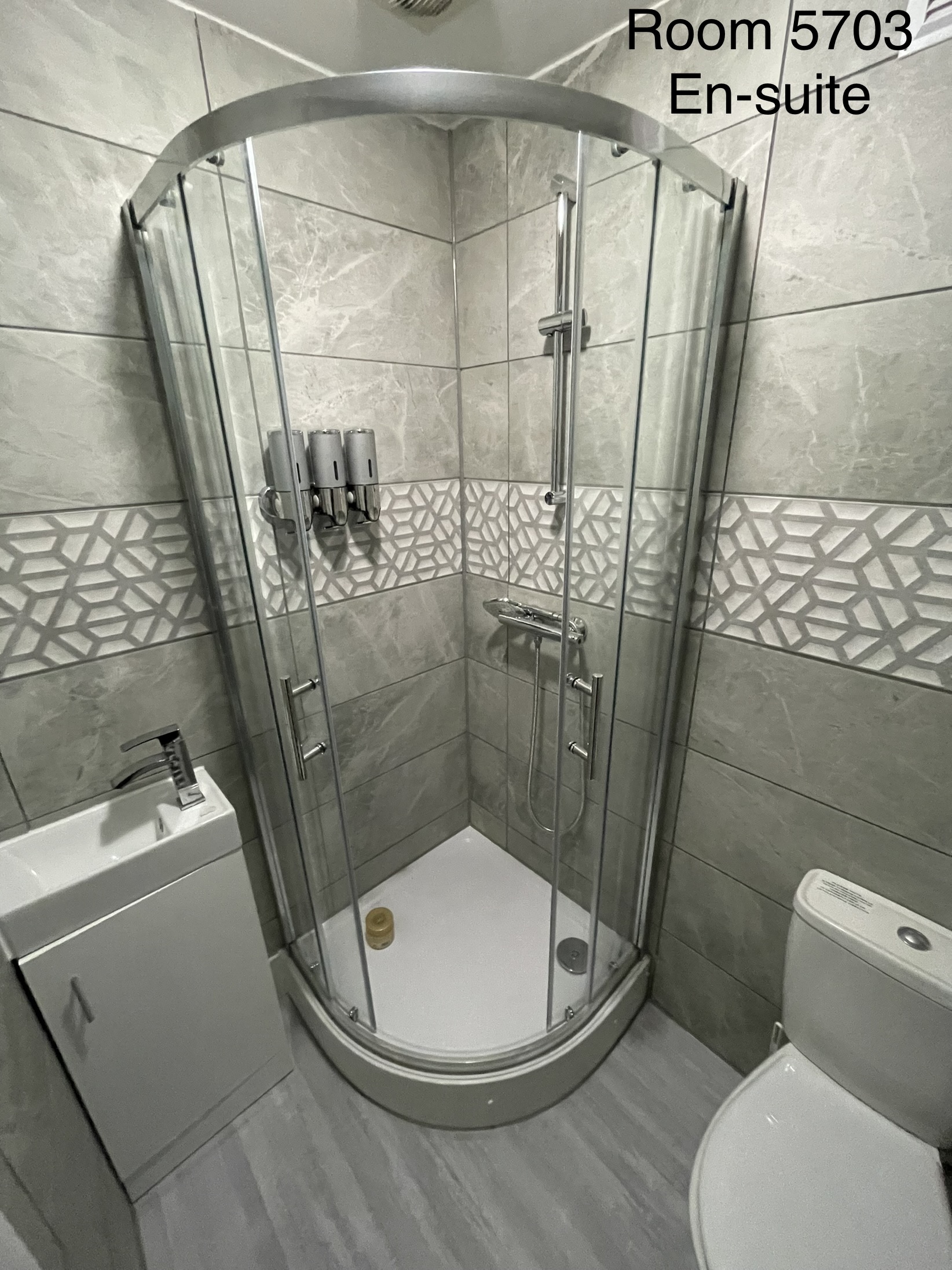 Room 3 — First Floor - Master Double photo 4